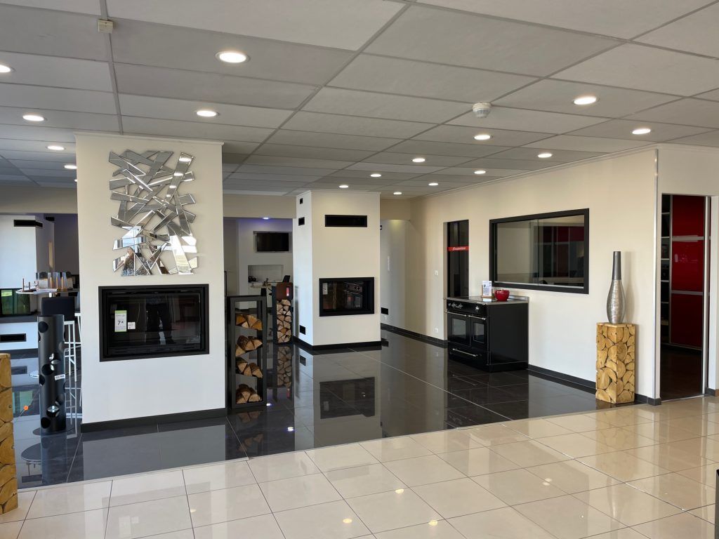 Salle d'exposition présentant divers foyers et éléments de décoration modernes.