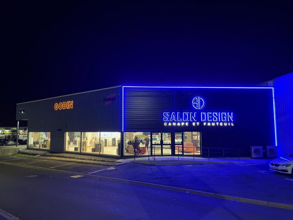 Extérieur du magasin Godin la nuit.