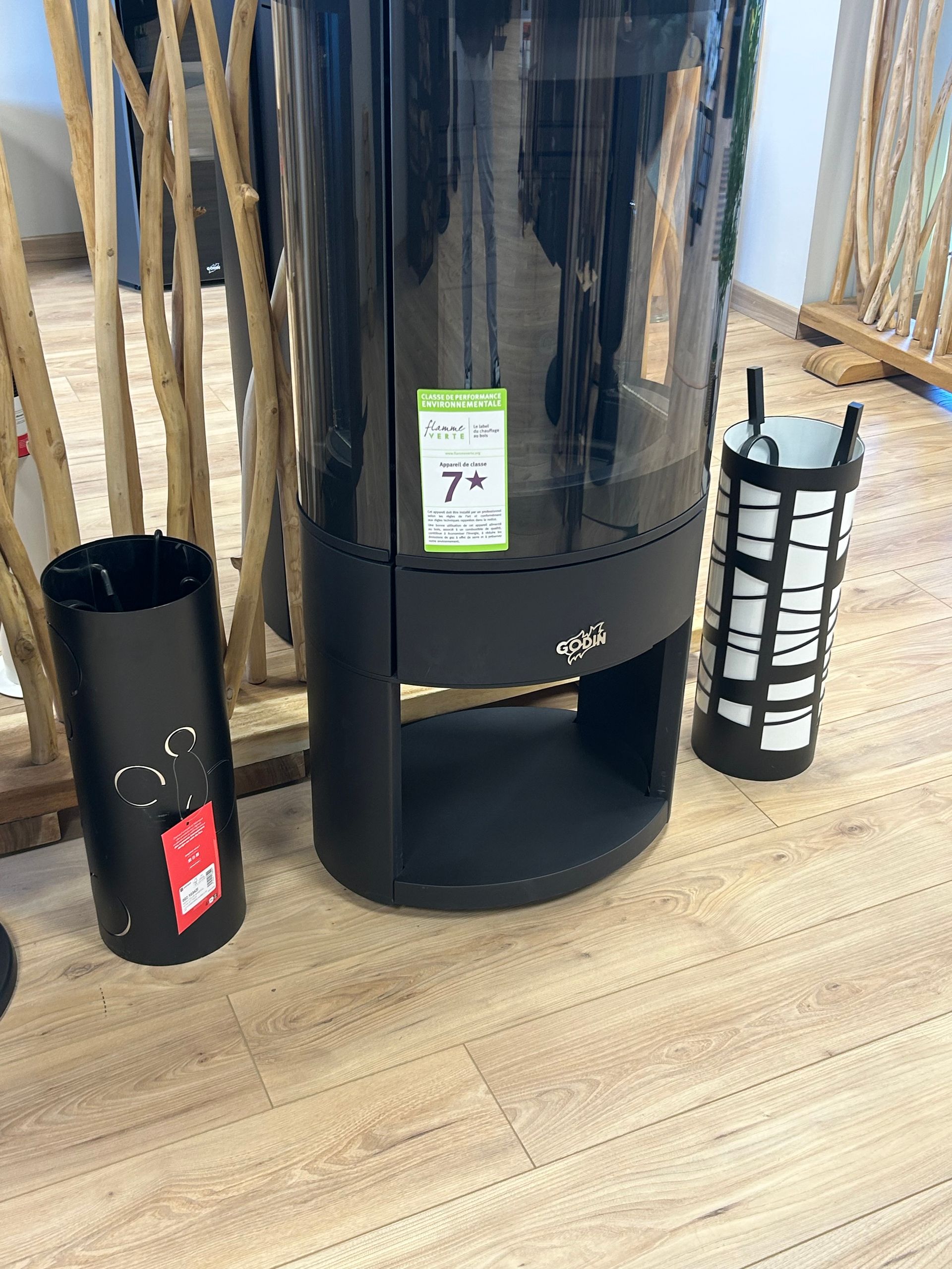 Salon moderne avec cheminée, cuisine ouverte et grandes fenêtres donnant sur la montagne.