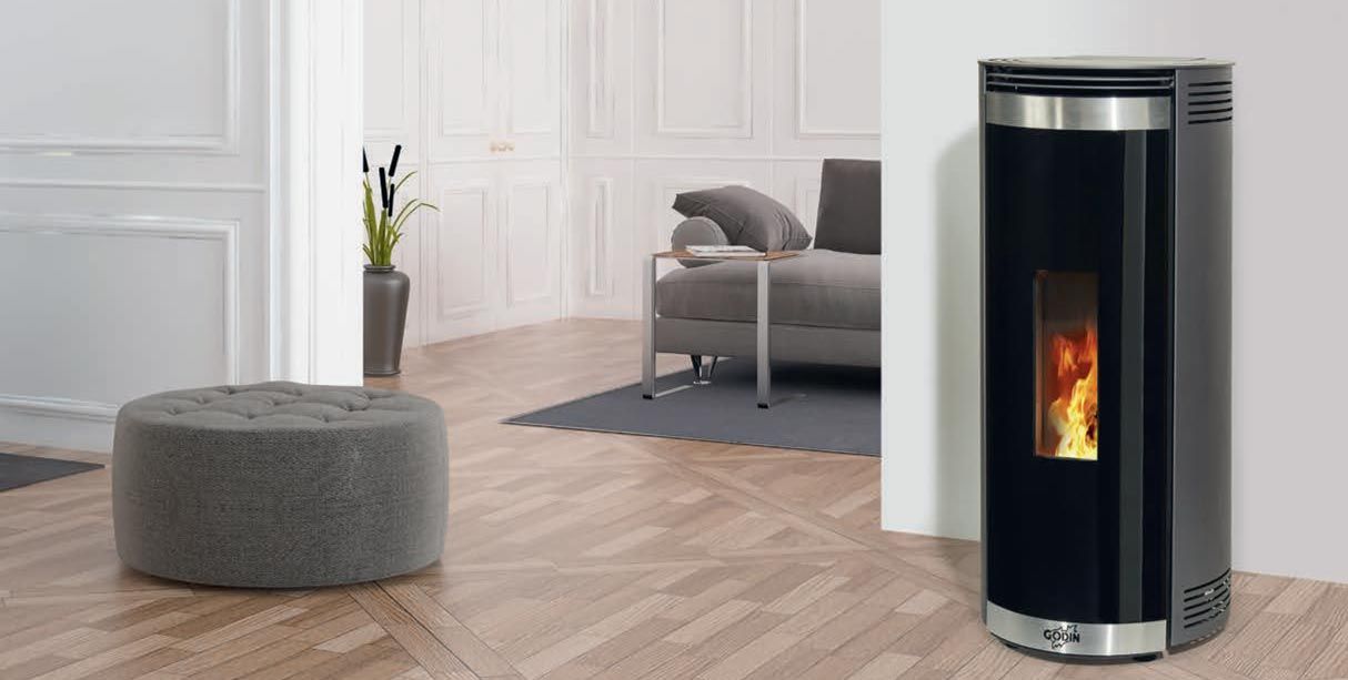 Poêle à granulés noirs dans un salon, flammes visibles.