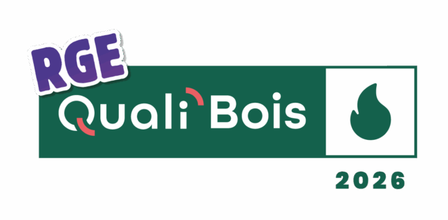 Logo RGE Quali Bois 2025. Texte violet RGE sur un carré vert et blanc orné du logo QualiBois. Éléments rouges et verts.