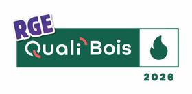 Logo RGE Quali Bois 2025. Texte violet RGE sur un carré vert et blanc orné du logo QualiBois. Éléments rouges et verts.
