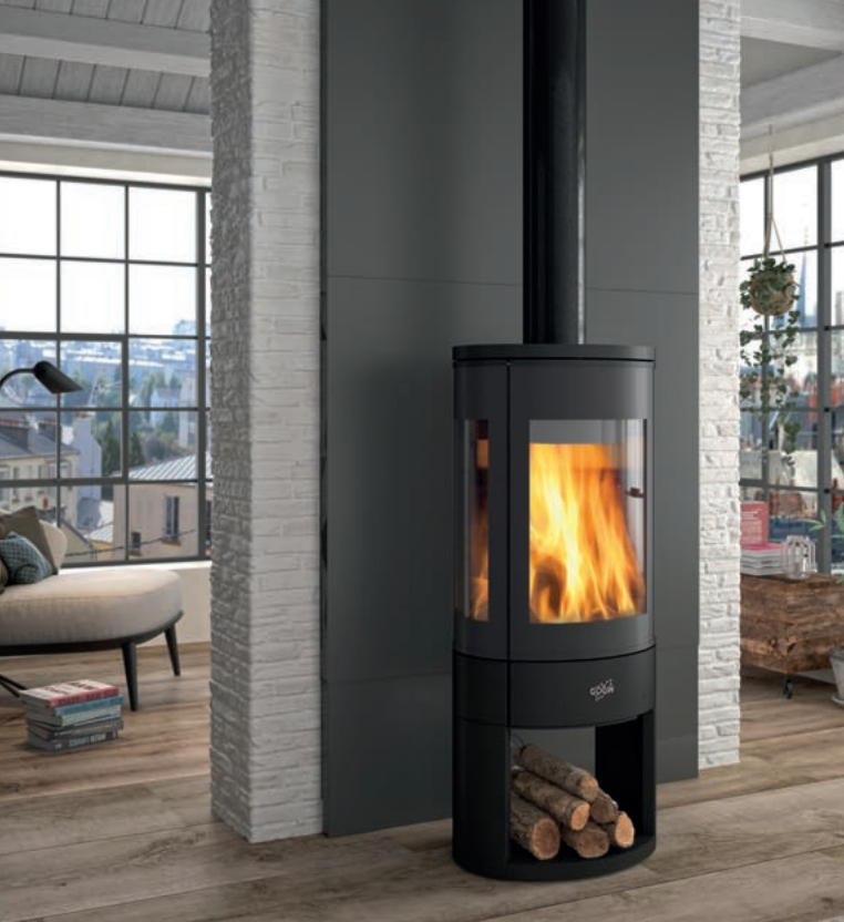 Poêle à bois avec flammes, cheminée noire, dans un salon moderne décoré d'œuvres d'art.