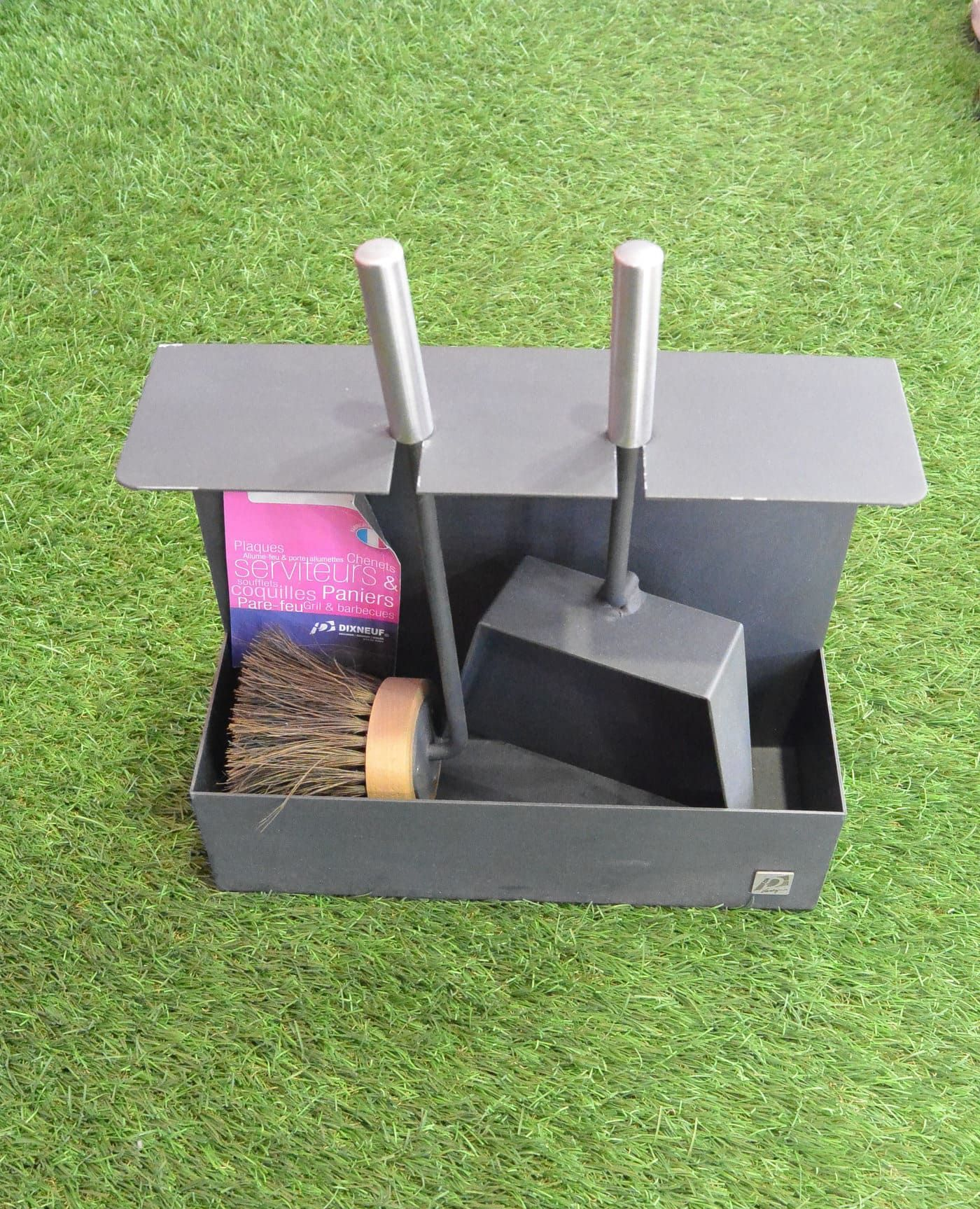 Salon moderne avec cheminée, cuisine ouverte et grandes fenêtres donnant sur la montagne.