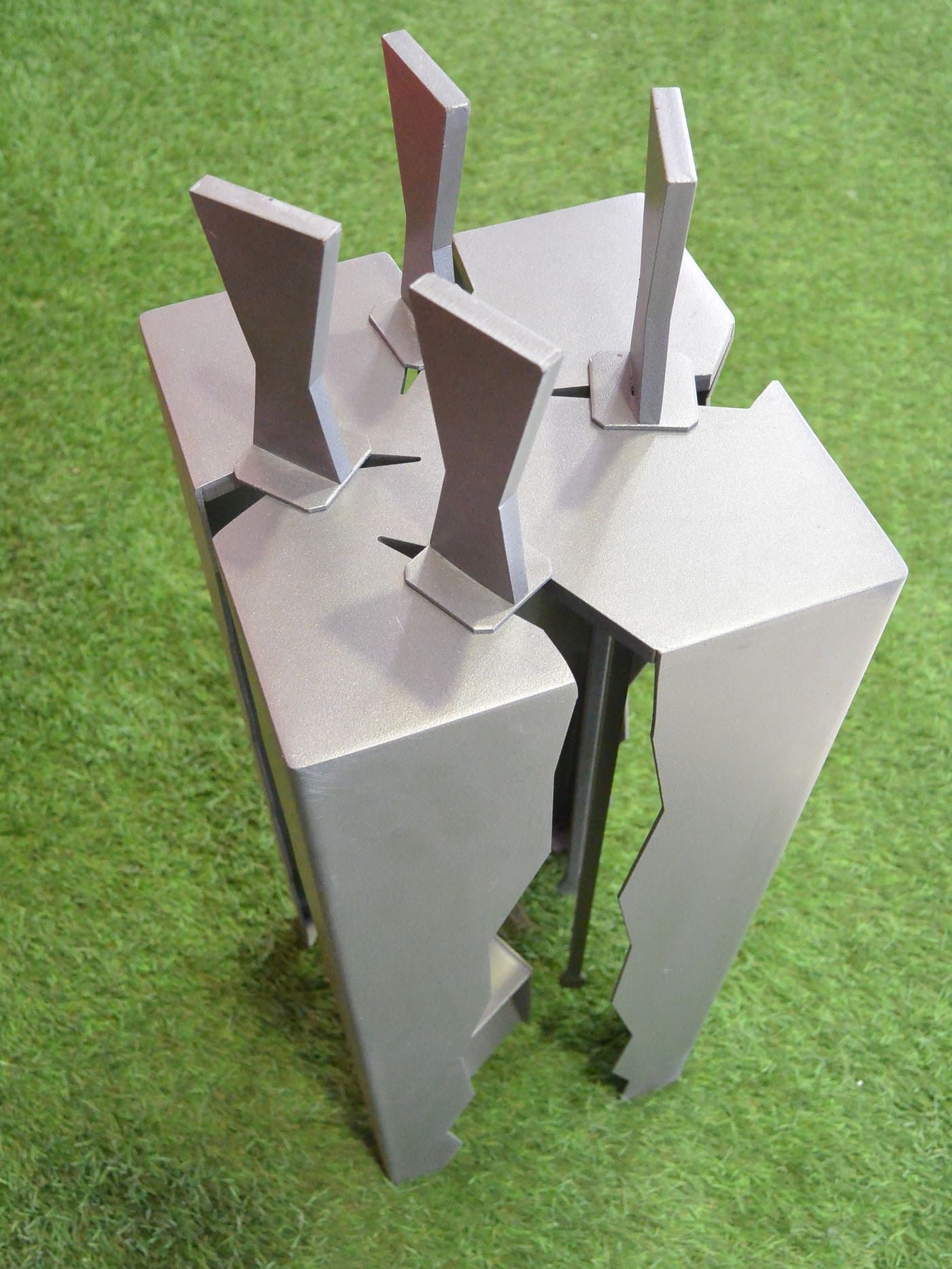 Poêle à bois avec flammes dans un salon, noir et blanc avec une cheminée noire.