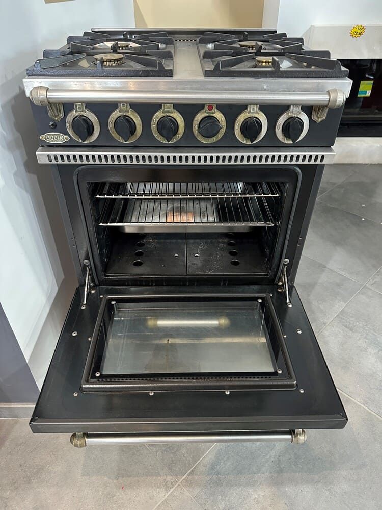 Four noir à porte ouverte, six brûleurs de plaque de cuisson, finitions en acier inoxydable.