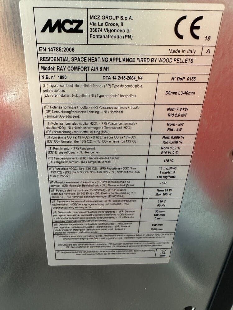 Étiquette apposée sur un poêle à granulés MCZ, indiquant le numéro de modèle, les spécifications techniques et les informations de sécurité.