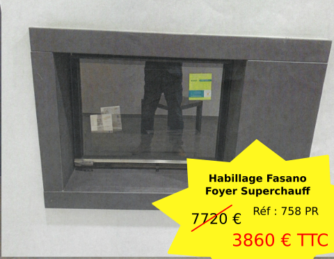 Cheminée avec cadre gris et étiquette de prix : 3 860 € TTC.