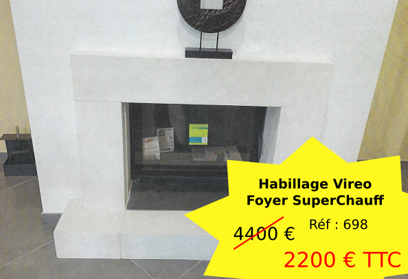 Cheminée blanche avec une étiquette de prix : 2 200 €, au lieu de 4 400 €. Modèle Habillage Vireo Foyer SuperChauff exposé.