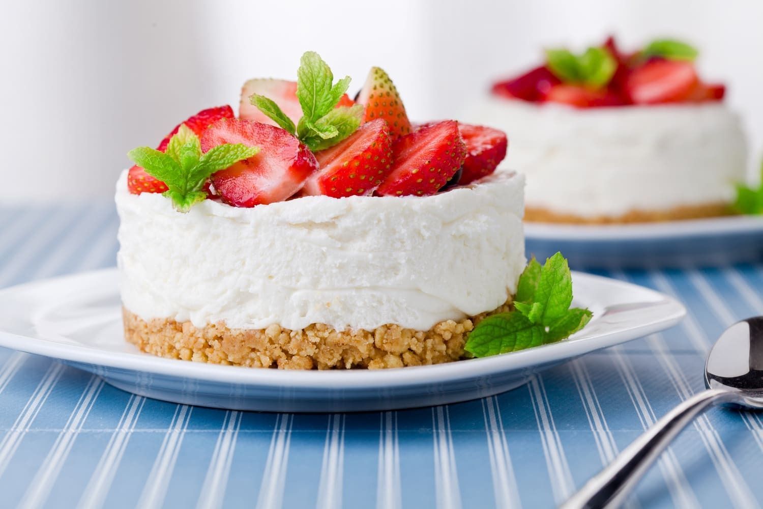 Una tarta de queso con fresas encima en un plato.