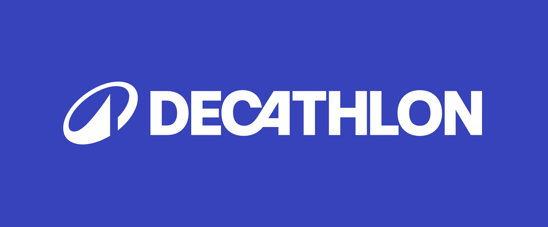 El logotipo de Decathlon está sobre un fondo azul.