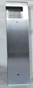 Un bote de basura de acero inoxidable se encuentra encima de una mesa de madera.