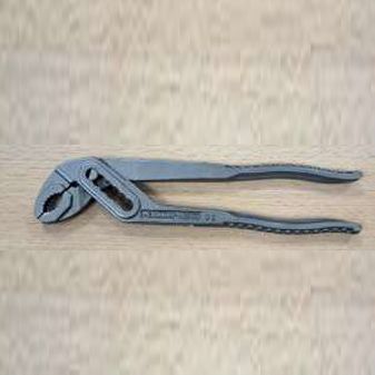 Un par de alicates están sobre una mesa de madera.