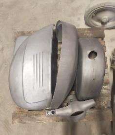 Una motocicleta está sentada encima de una paleta de madera.