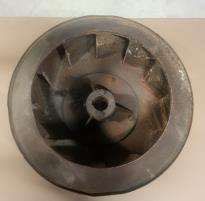 Un primer plano de una rueda de metal sobre una mesa.