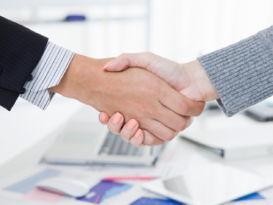 Un edificio con un cartel que dice Iaga USA.