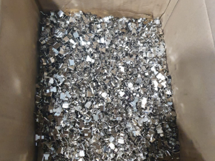 Una caja llena de un montón de piezas de metal.