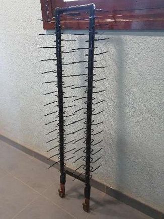 Un estante para gafas está sobre un suelo de baldosas al lado de una ventana.