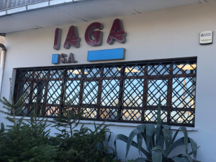 Un edificio con un cartel que dice Iaga USA.