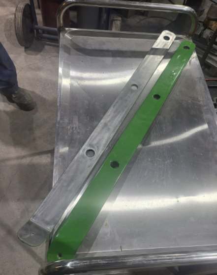 Un palo muy largo con puntas afiladas está colgado en una pared.