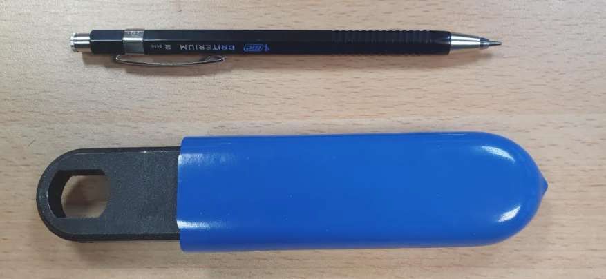 Un estante para gafas está sobre un suelo de baldosas al lado de una ventana.