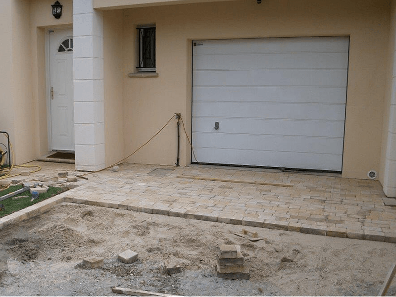 Porte de garage blanche sectionnelle plafond