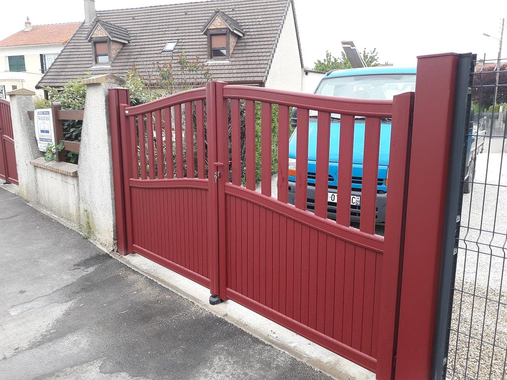 Portail rouge automatique en aluminium