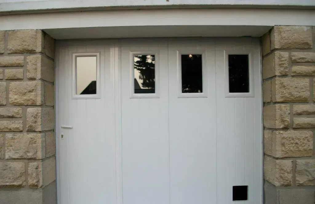 Porte de garage blanche sectionnelle latérale