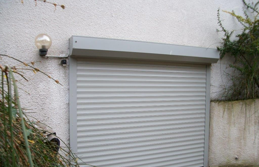 Porte de garage blanche à enroulement