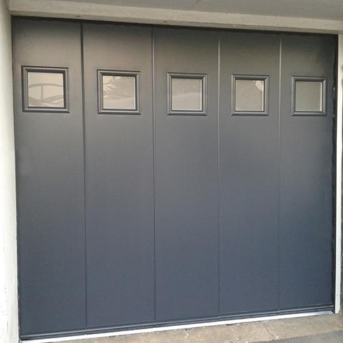 Porte de garage gris avec petites fenêtres