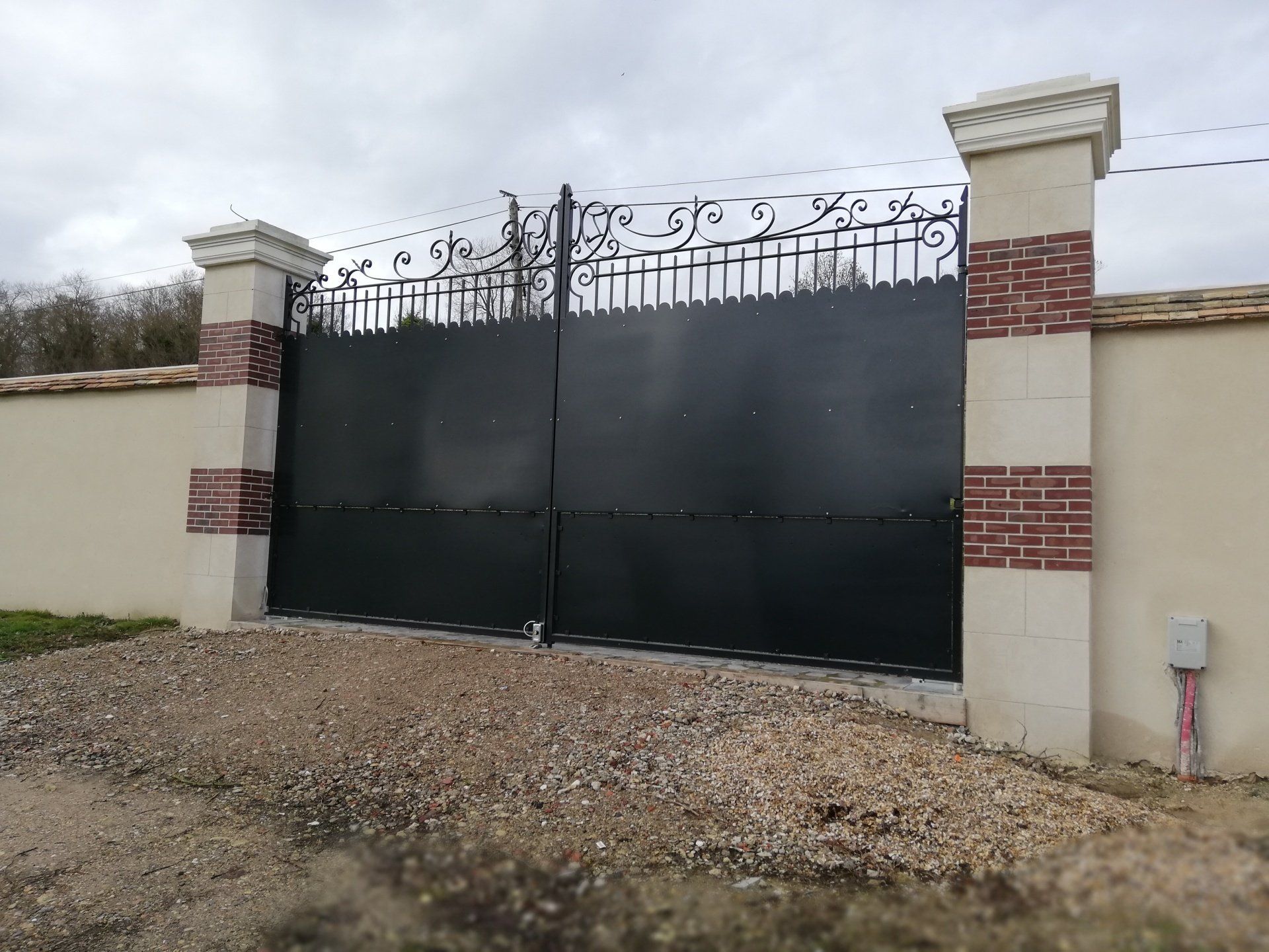 Portail noir en fer forgé