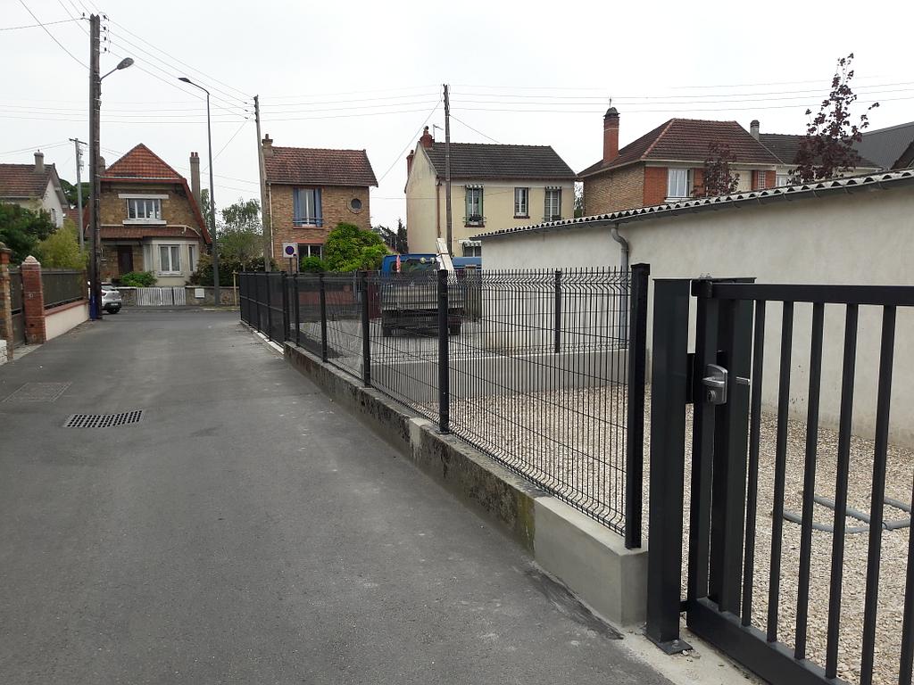 Clôture sur platine noire