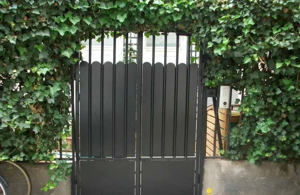 Portail fonction portillon avec ventouses