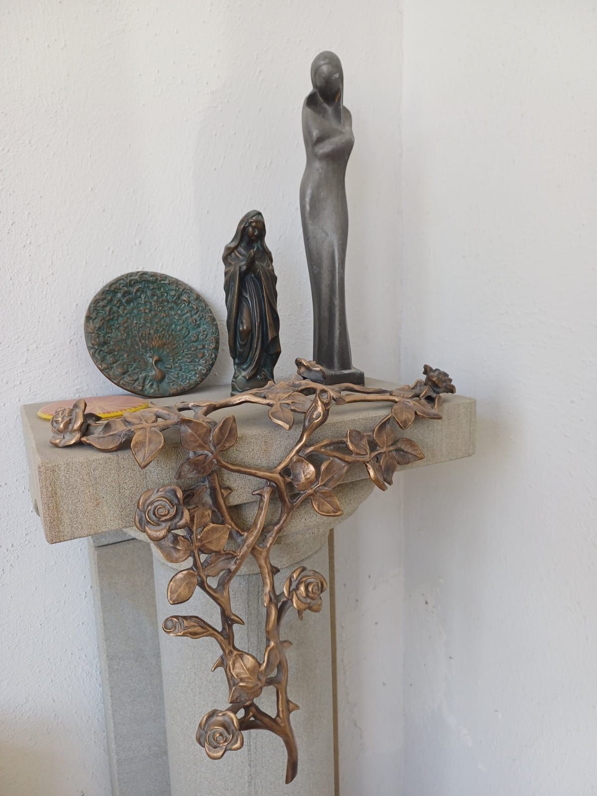 Ein Regal mit einer Frauenstatue darauf