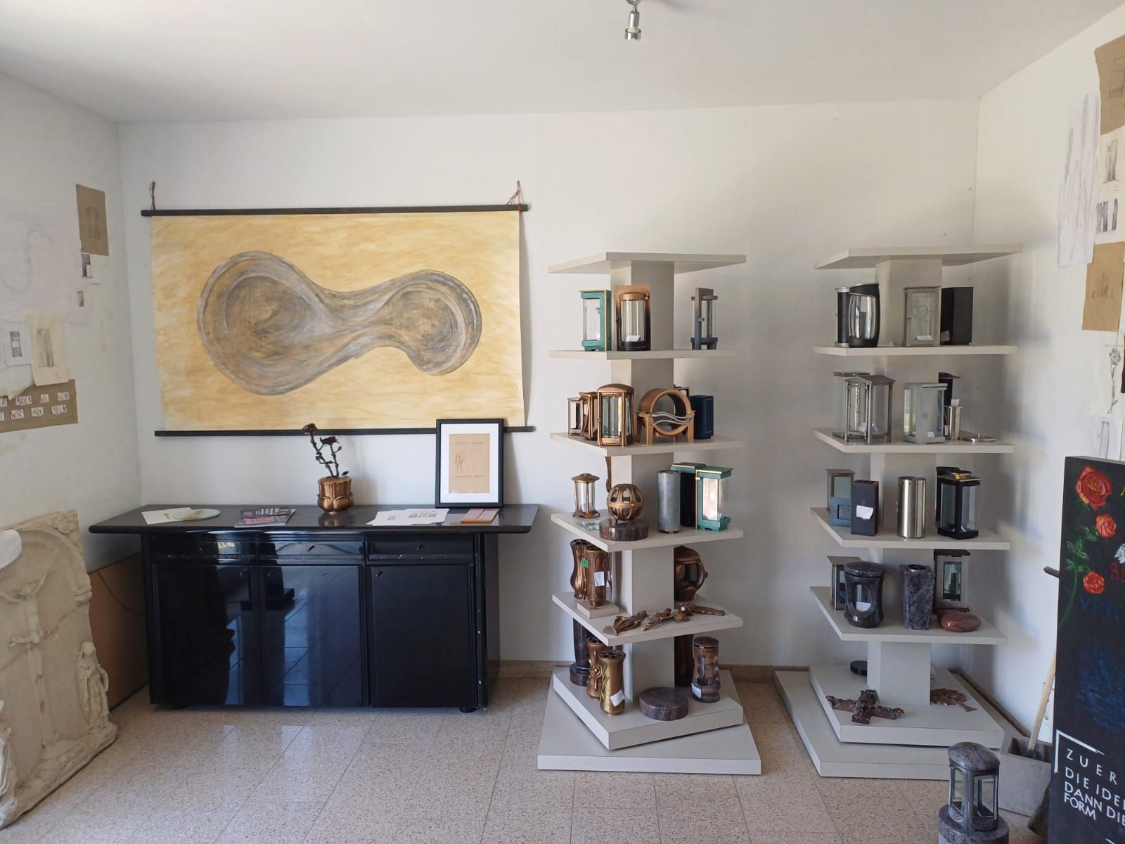 Ein Raum mit Regalen und einem Gemälde an der Wand