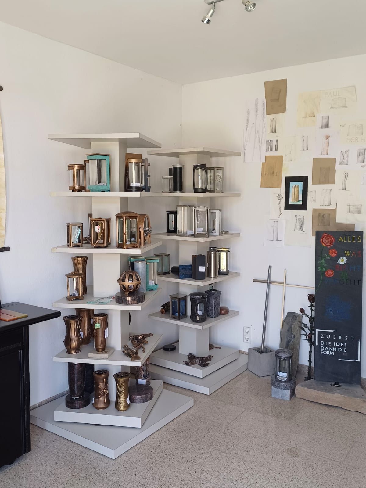 Ein Raum mit Regalen voller Vasen und Kerzen