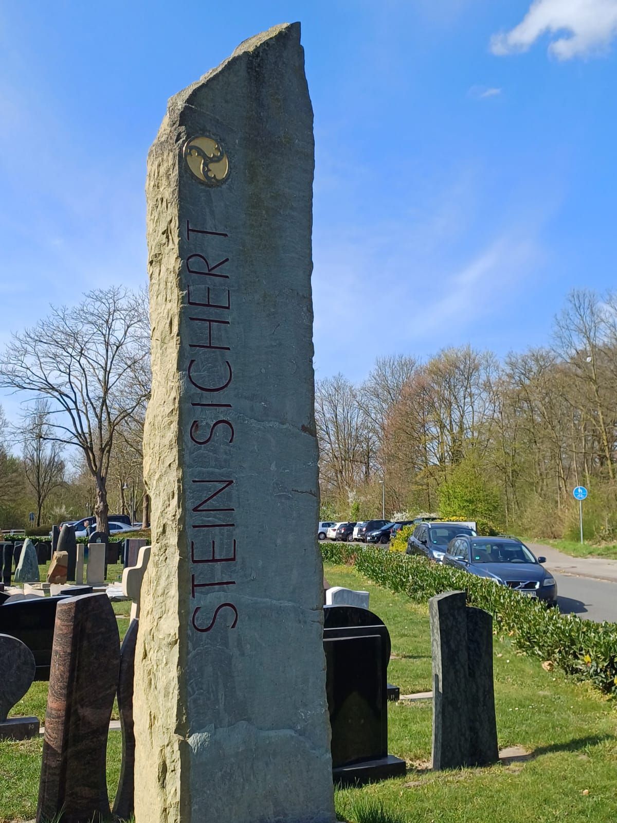 Ein großer Stein mit der Aufschrift „Stein Sichert“