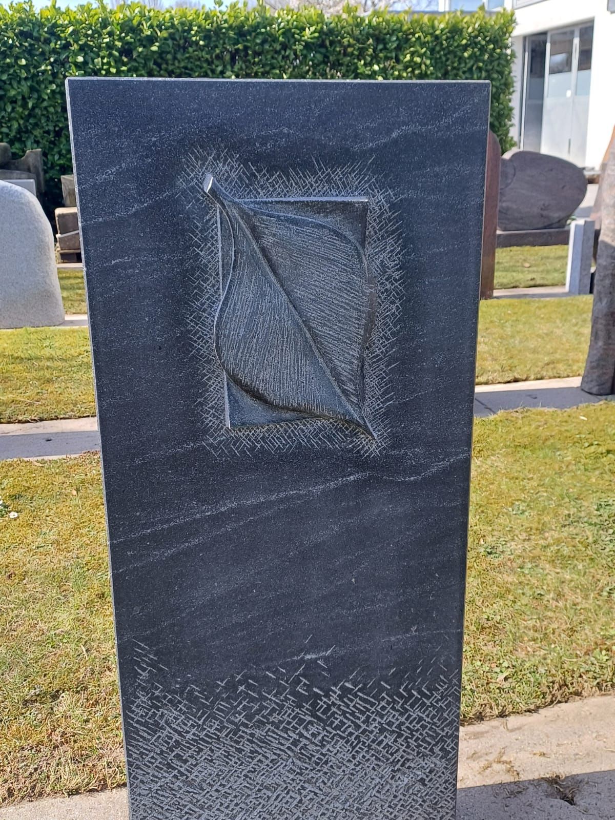 Ein Grabstein mit einem Quadrat in der Mitte