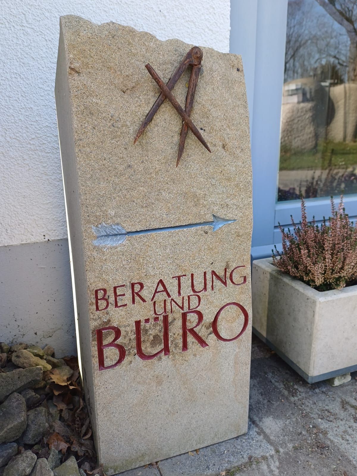 ein großer Stein mit der Beschriftung 