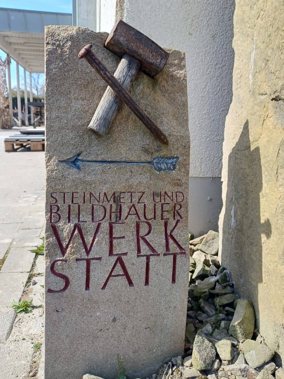 ein großer Stein mit der Beschriftung 