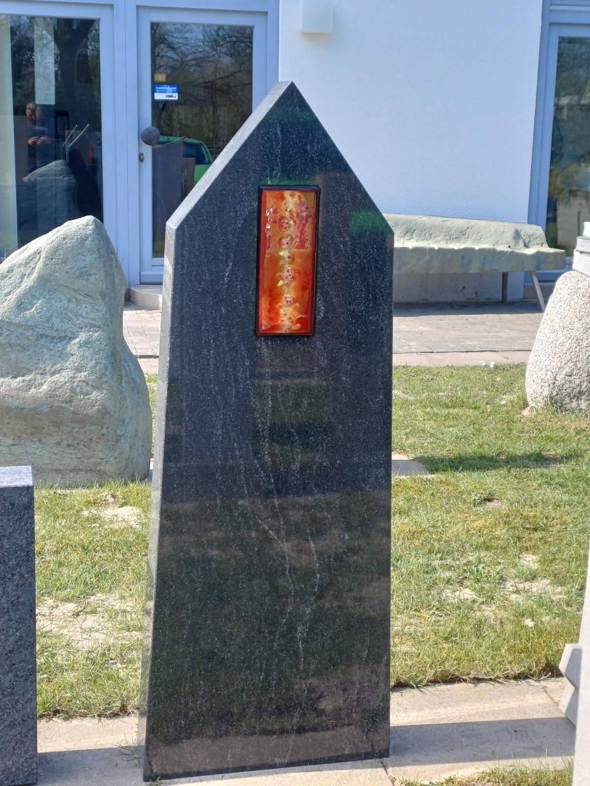 Ein Grabstein mit einem roten Stein