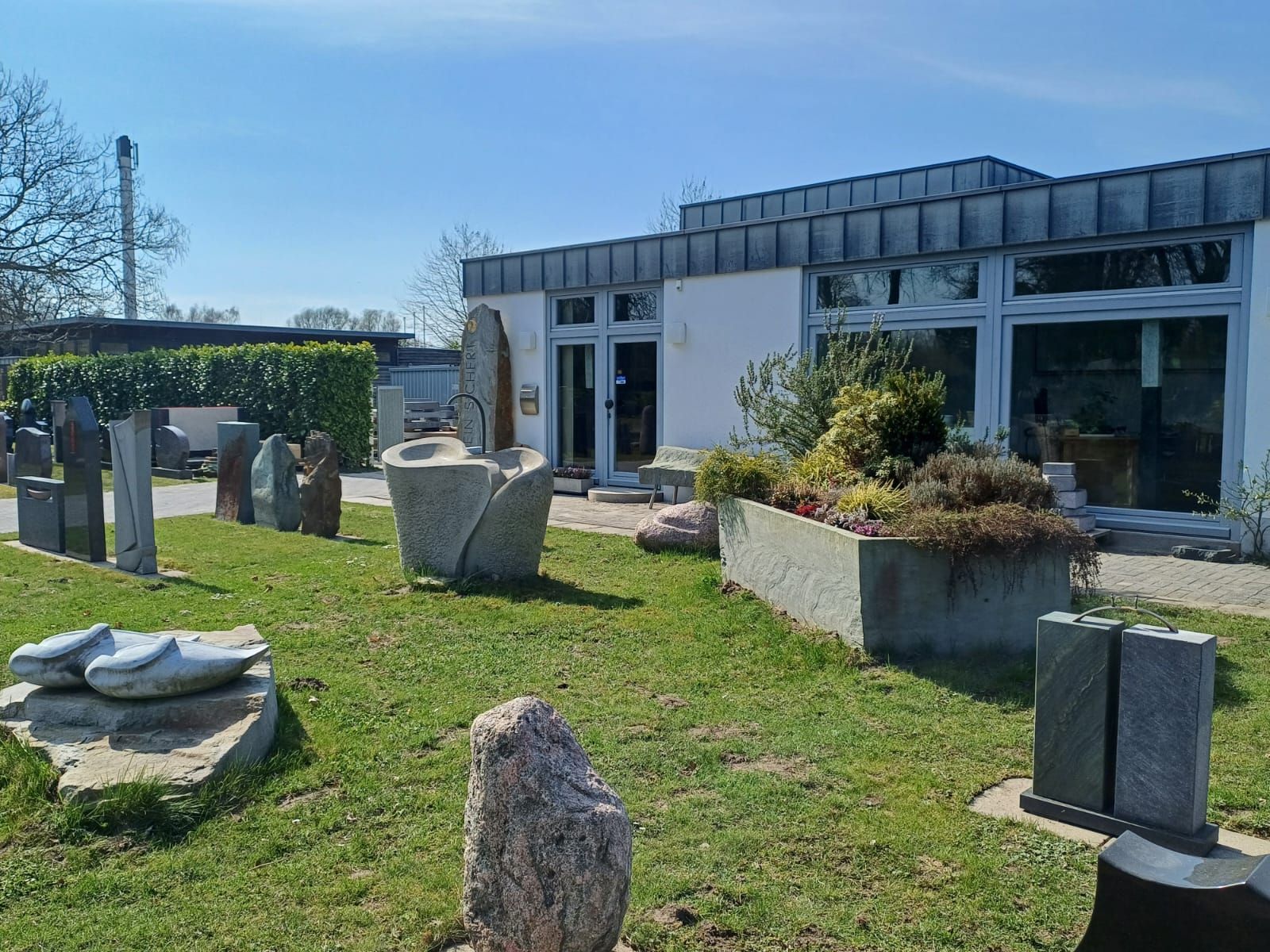 Ein großes weißes Gebäude mit vielen Skulpturen davor.