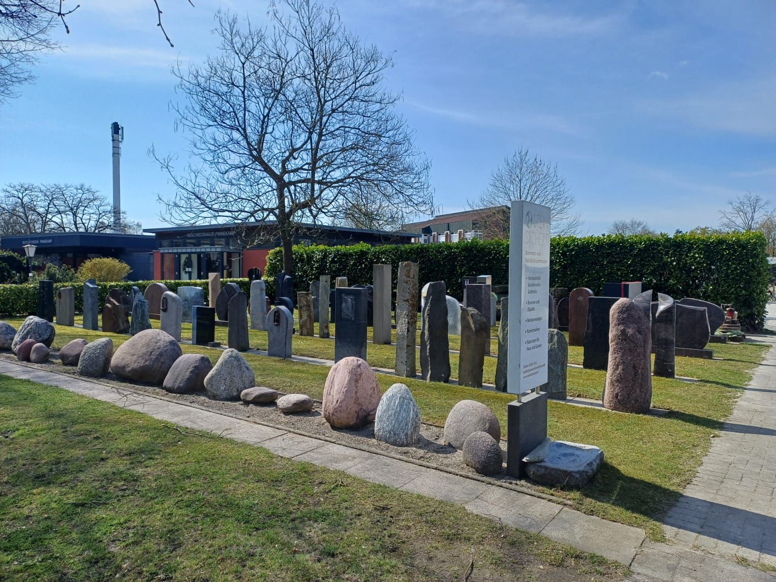 eine Ausstellung verschiedener Grabdenkmäler und Natursteinen