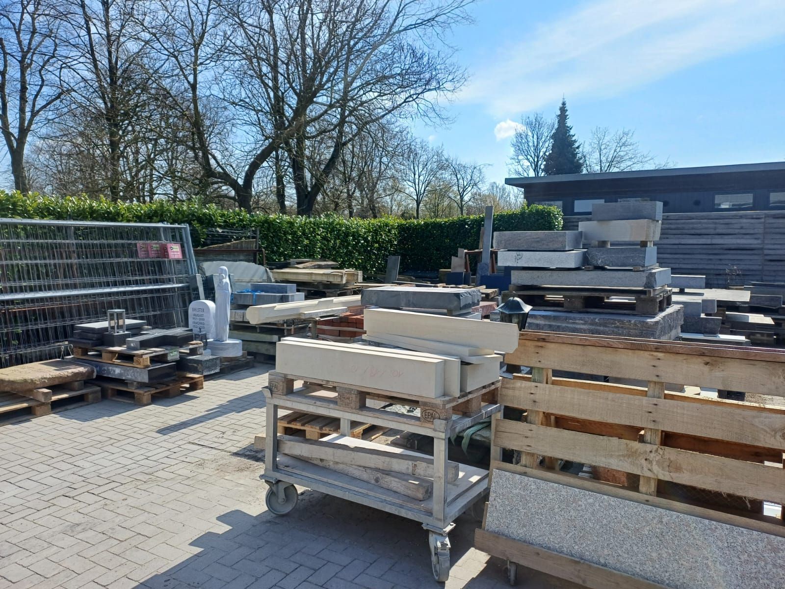 In einem Hof ​​liegen viele Holzpaletten auf dem Boden.