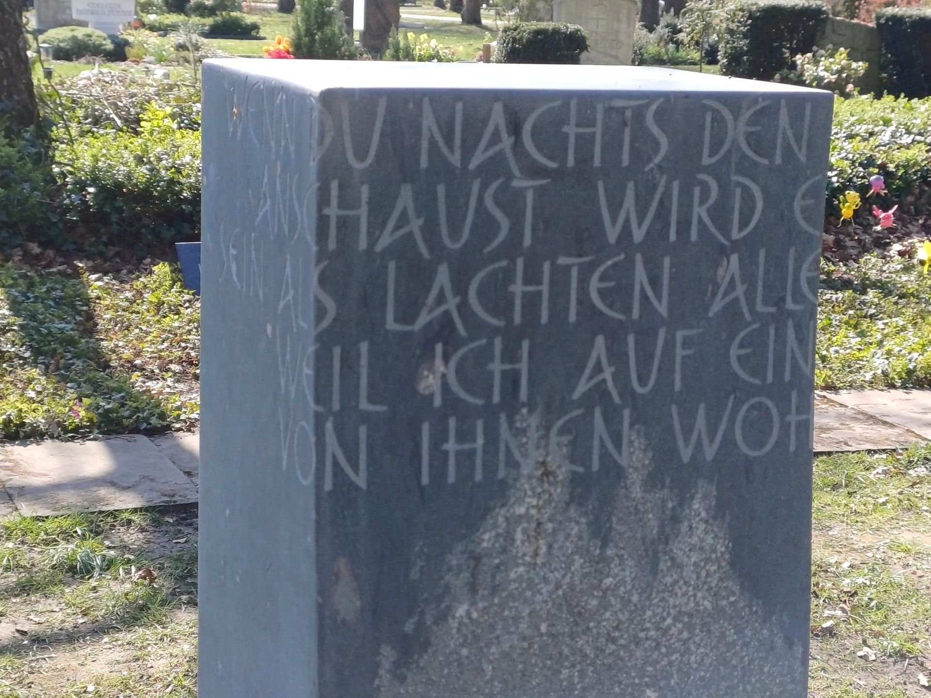 Grabdenkmal mit einem eingemeißeltem Gedicht