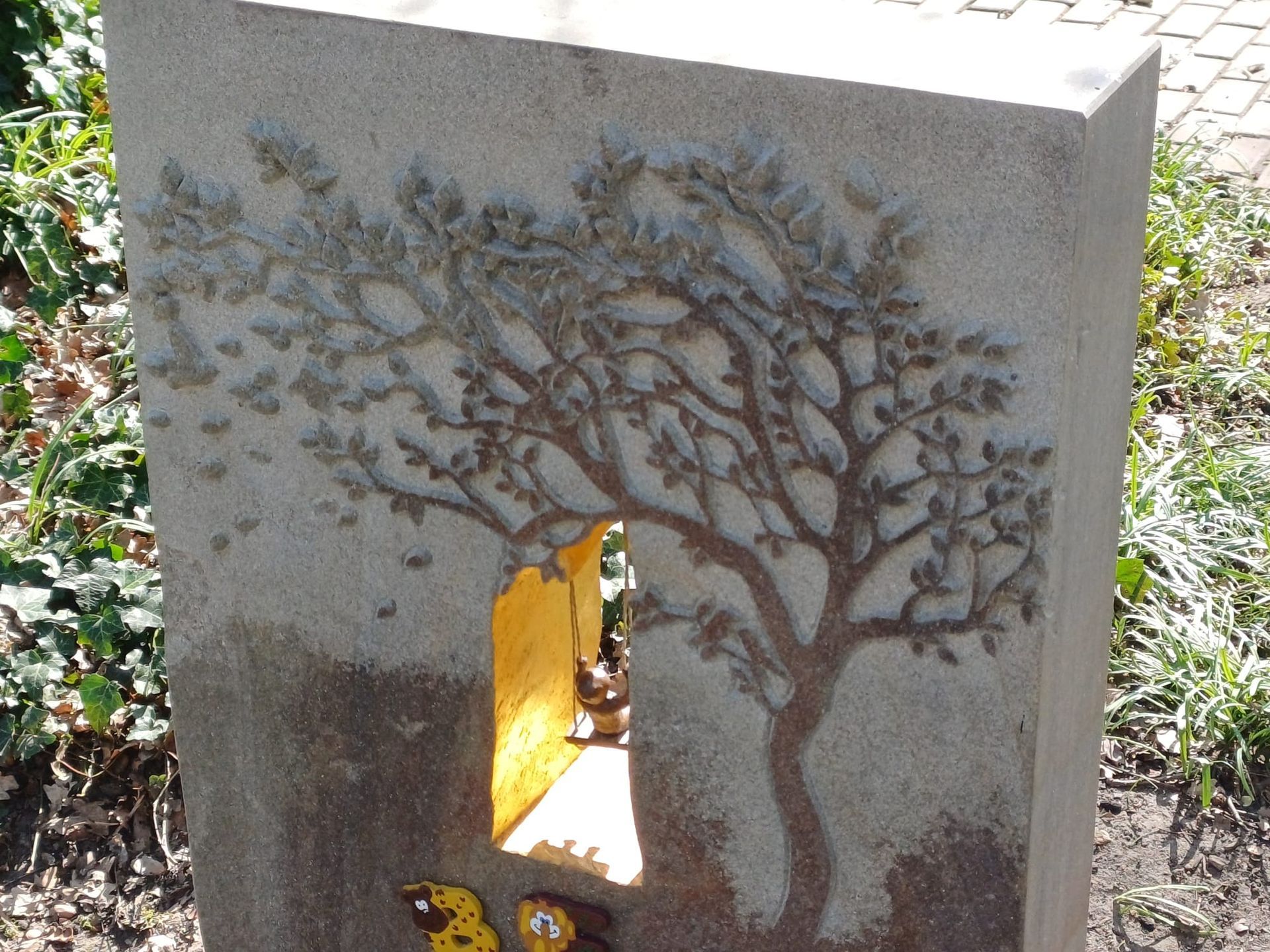 Eine Statue eines Baumes mit einem Loch darin