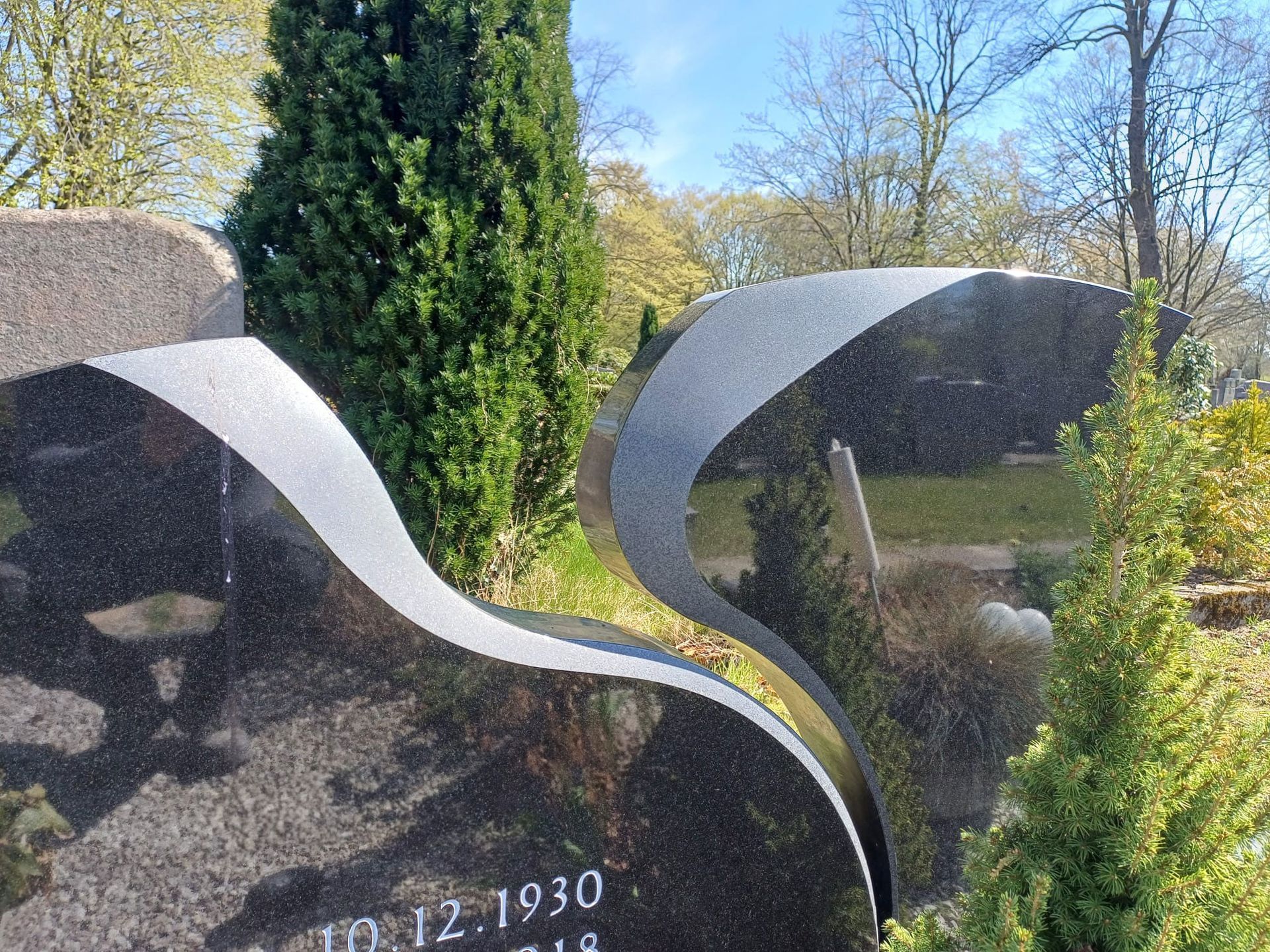 Ein Grabstein für Karl-Heinz Bose befindet sich auf einem Friedhof