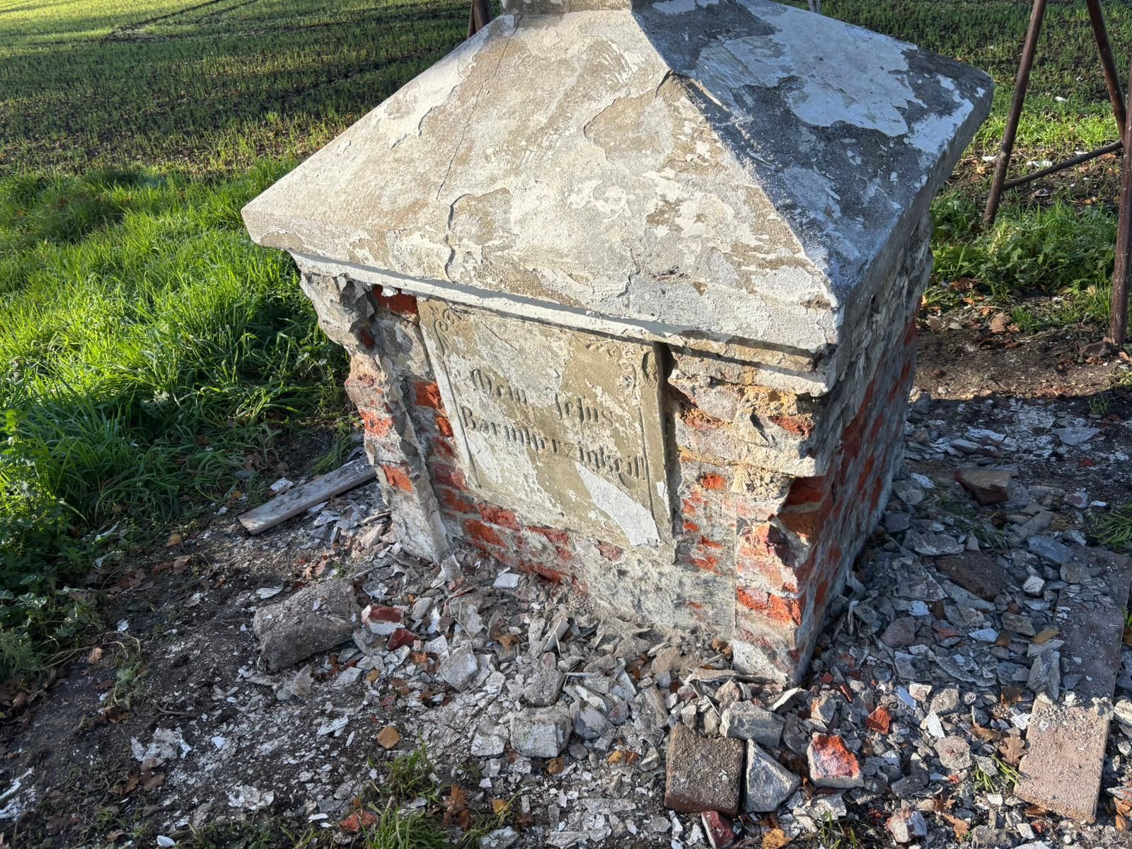 Denkmalsockel mit eingelassener Steintafel