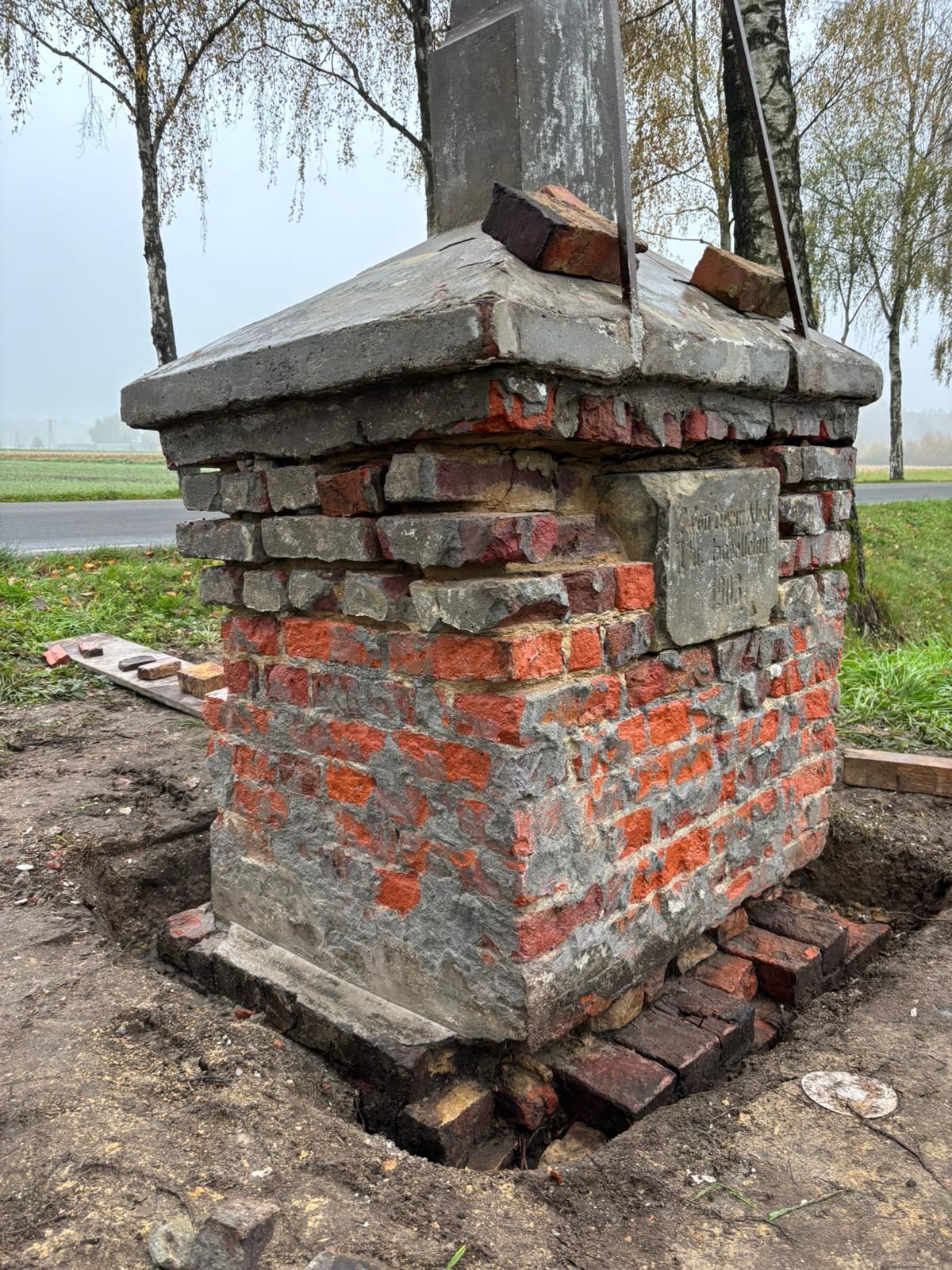 Denkmalsockel mit eingelassener Steintafel