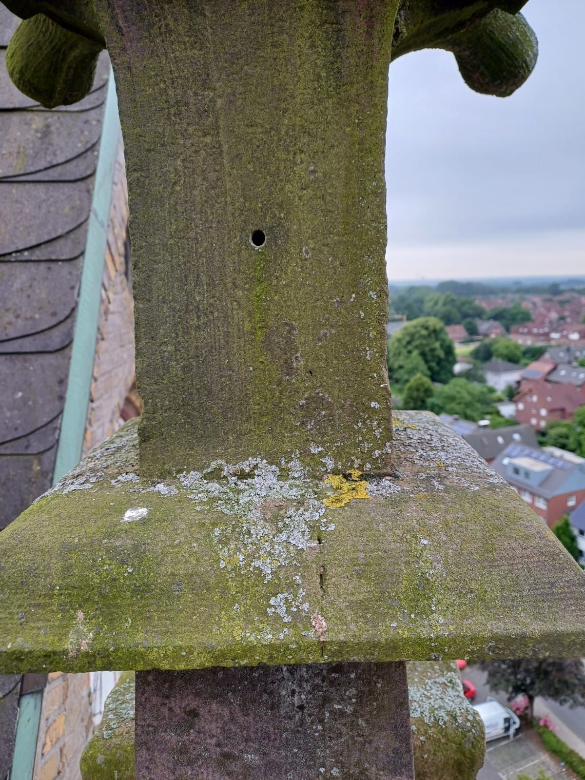 Eine Nahaufnahme einer Steinstatue mit einem Loch darin.